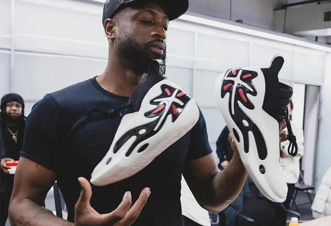 2025新赛季皇马客场球衣 ，满满科技老钱风的感觉（皇马2025赛季客场球衣：科技感与老钱气质拉满）