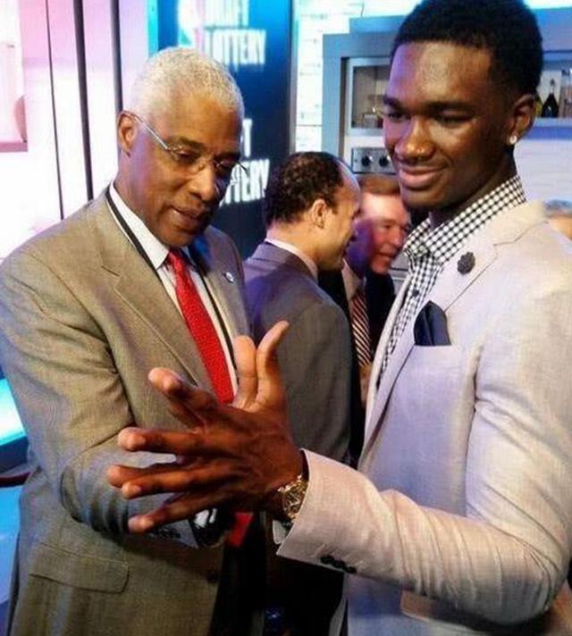 曼纳：尤文球衣为胜利而造，那不勒斯的球衣为梦想而造（曼纳：尤文战袍铸就胜利，那不勒斯球衣承载梦想）