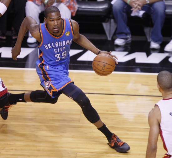 阿利亚迭雷父子分别身穿皇马与阿森纳球衣，晒出对弈图片（阿利亚迭雷父子身披皇马与阿森纳战袍，分享对弈照）