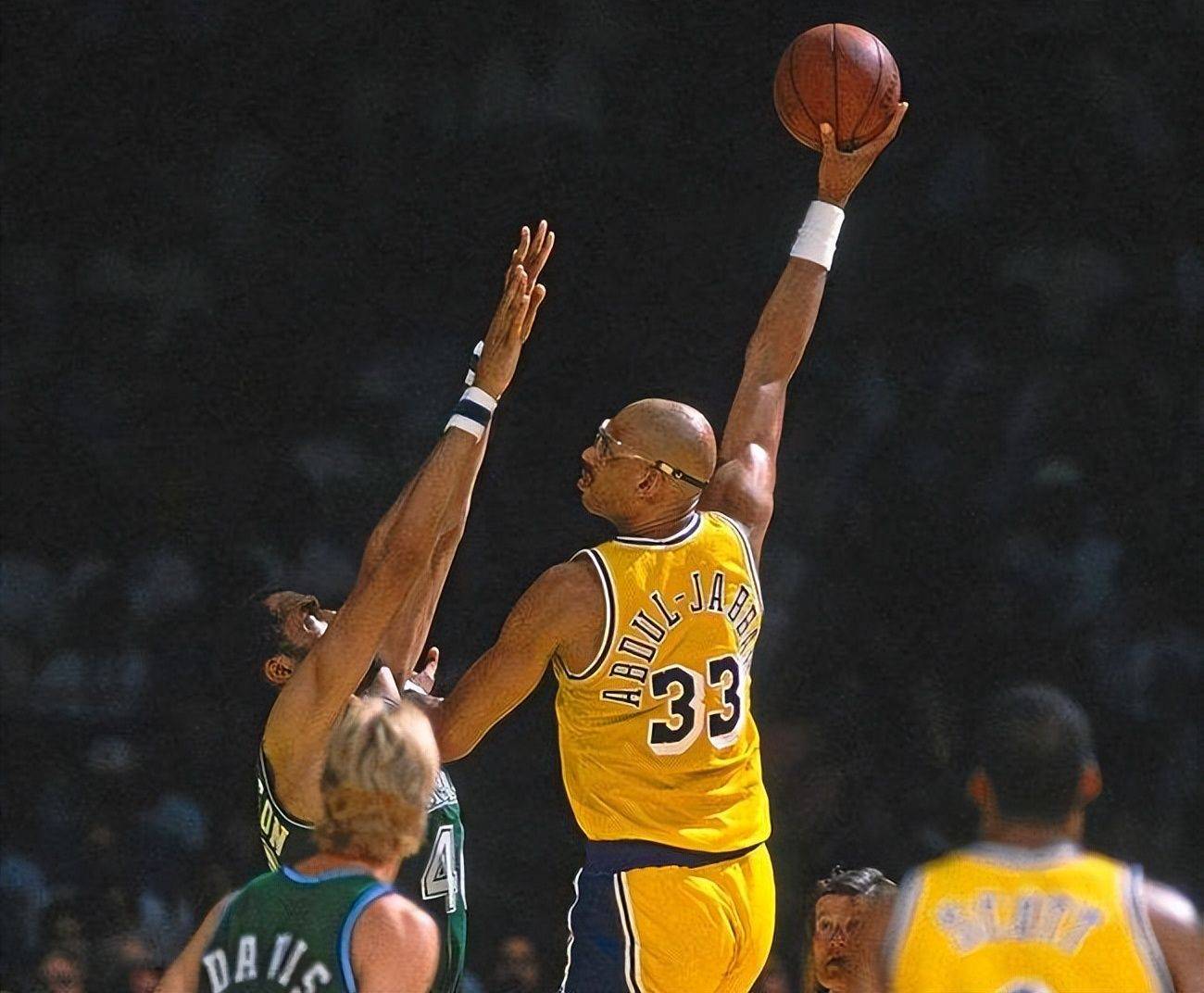 英超战报：穆尼奥斯破门，拉尔森中横梁，水晶宫1-0伯恩利（英超快讯：穆尼奥斯建功，拉尔森击中横梁，水晶宫1-0力克伯恩利）