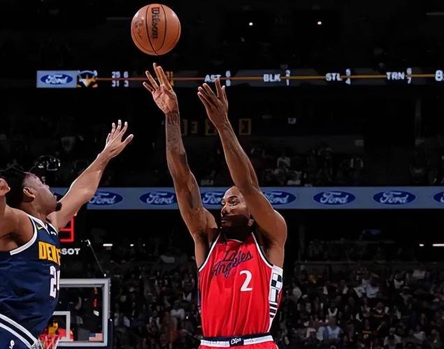 孤立无援？伊萨克上半场仅触球11次传球4次，没有射门（伊萨克上半场受限：仅11次触球、4次传球，零射门）