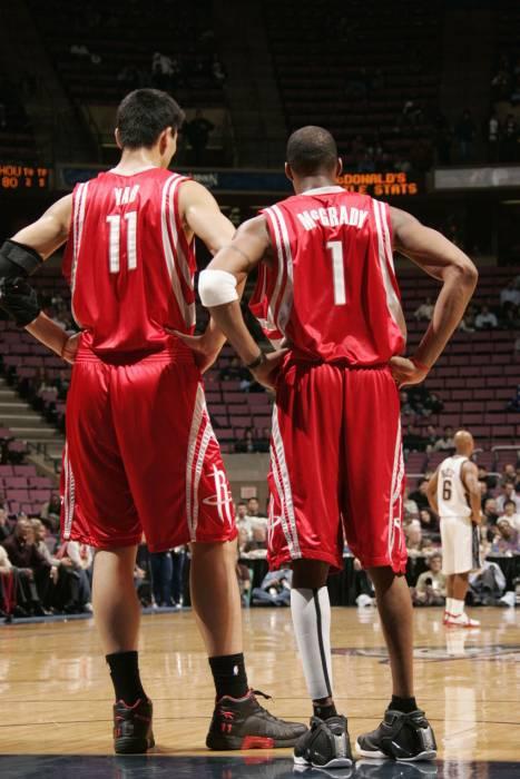 保安大爷中场硬核加入拉拉队，全场尖叫炸了！（中场惊喜！保安大爷硬核加入啦啦队，全场尖叫沸腾）