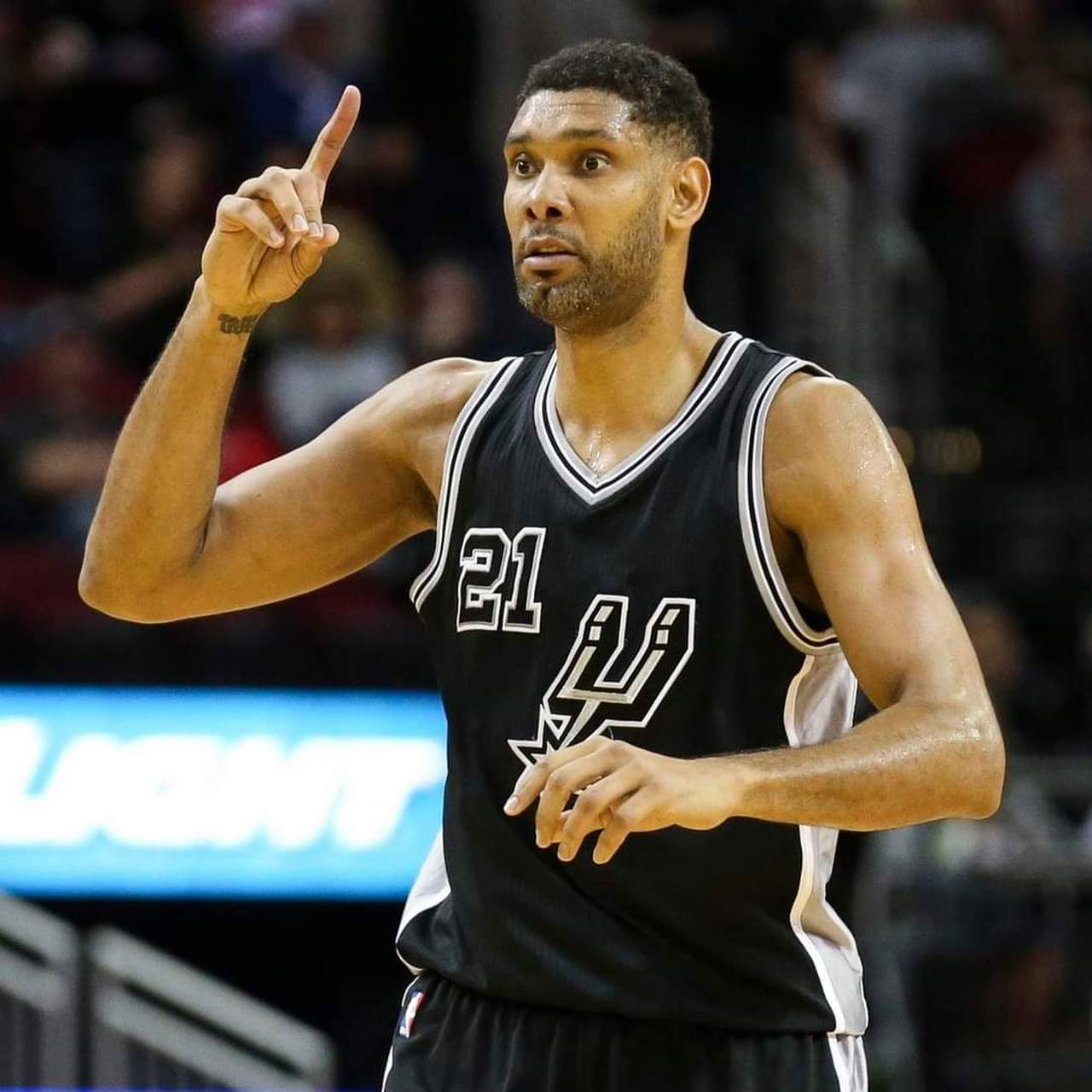 最快百球先生！哈兰德领取英超100球纪念球（英超百球最快！哈兰德获颁100球纪念球）