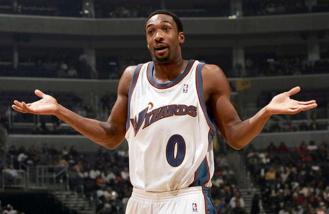 世体：内马尔一次支撑失误后接受处理，问题不大但引发了担忧（世体：内马尔支撑动作失误后接受处理，伤情轻微却引发忧虑）