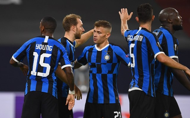 埃奇库姆上半场表现抢眼，高效得分助球队领先（埃奇库姆上半场火热手感，高效得分助队取得领先）