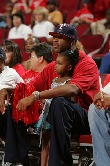 3年蛰伏，1个悬念：郑钦文的2026能否上演王者归来？（三年沉淀，一个问号：2026年郑钦文能否王者归来？）