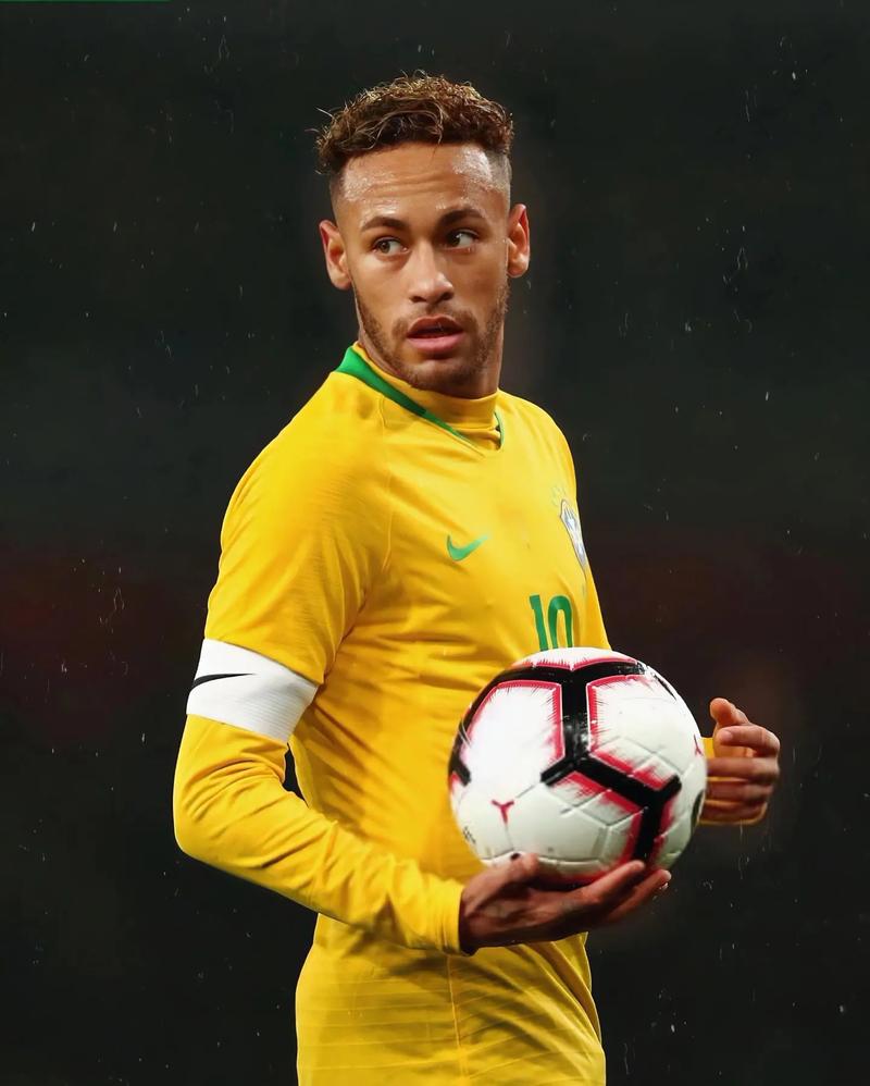 AC米兰在意大利杯负于拉齐奥，终结13场不败，放弃杯赛以专注意甲，凸显战略调整。（AC米兰意杯不敌拉齐奥，13场不败告终，弃杯专攻意甲显战略转向）