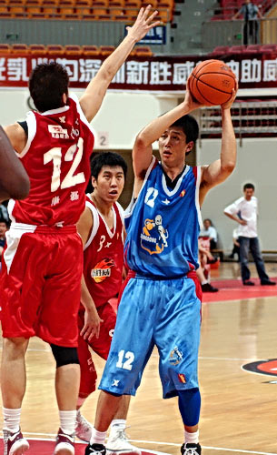 奋力反击！庞峥麟连续上篮得手后助刘泽希三分命中 率队打停天津（强势反扑！庞峥麟连中上篮再助刘泽希三分，球队逼停天津）