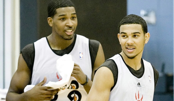 滴水不漏！萨林杰追防送大帽 王少杰高高跃起又扇飞克里斯投篮（无懈可击！萨林杰回追送火锅 王少杰腾空再封克里斯投篮）