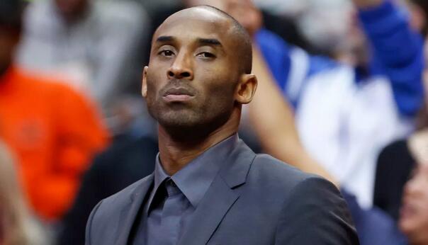 致敬，王刚庆祝足协杯冠军时背后写着：献给我们的主帅塞蒂恩（王刚庆祝足协杯夺冠，背后印字致献主帅塞蒂恩）